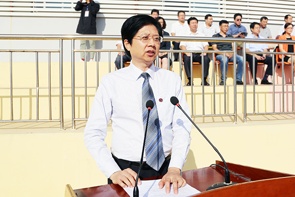 副校长朱军主持开学典礼