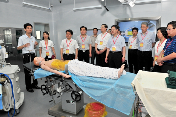 与会领导现场观摩我校医学实验实训中心党支部党建工作 与会领导现场观摩我校医学实验实训中心党支部党建工作