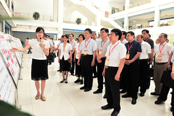 与会领导现场观摩我校党建成果展 与会领导现场观摩我校党建成果展