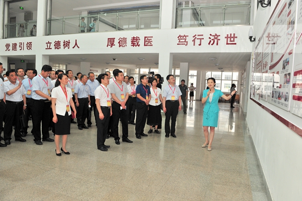 与会领导现场观摩我校临床医学院党委党建工作 与会领导现场观摩我校临床医学院党委党建工作