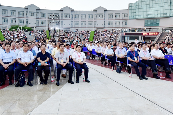 与会领导现场观摩观看我校党建思政成果展演 与会领导现场观摩观看我校党建思政成果展演